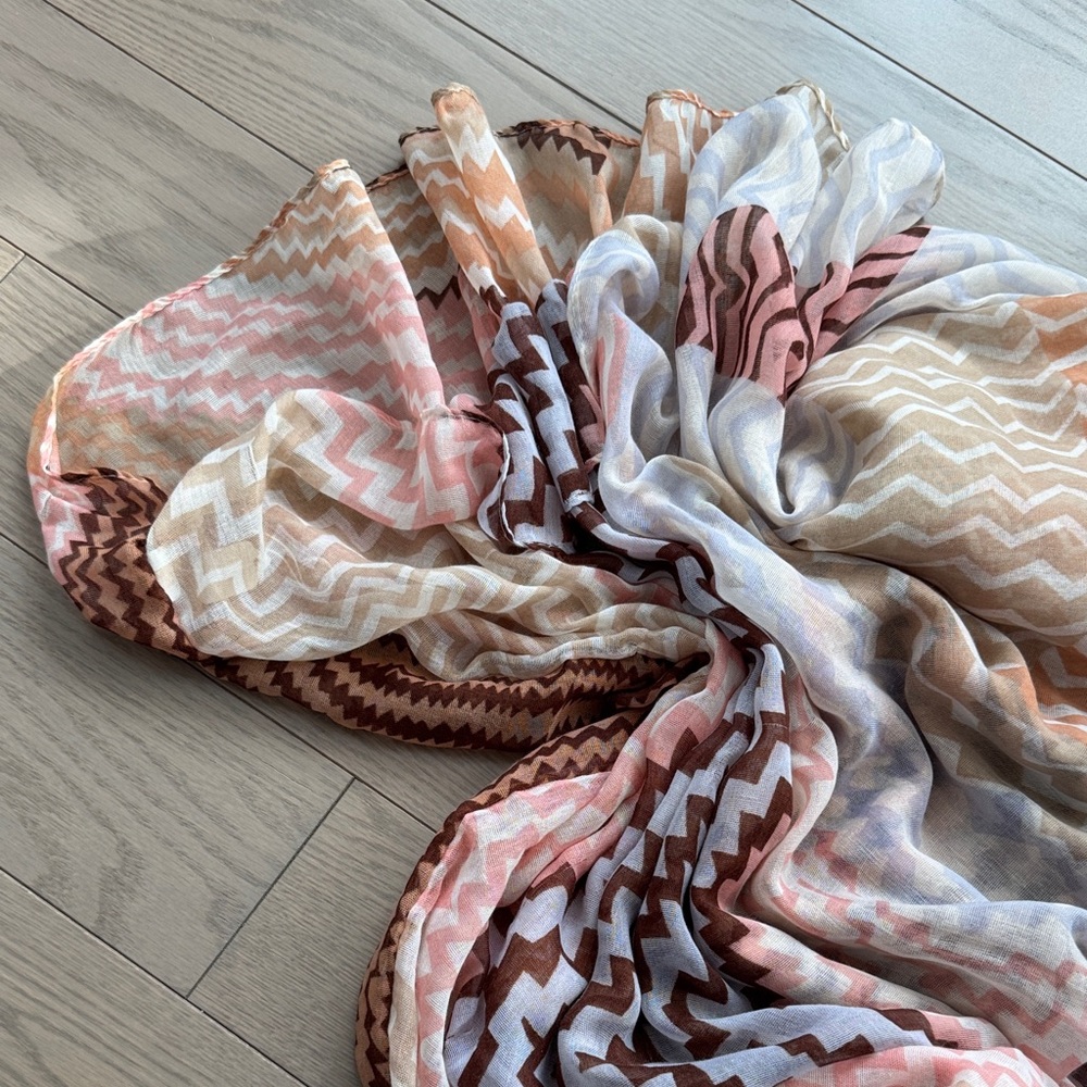 B. Lush Multicolor Zigzag Patterned Infinity Scarf 🧣 - Picture 3 of 8